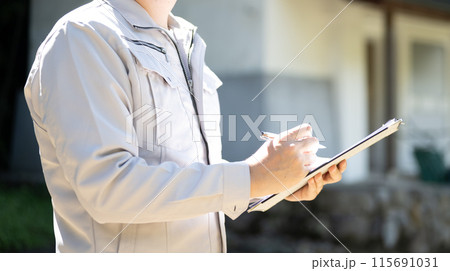 作業着の男性 / 建設や工事関連 115691031