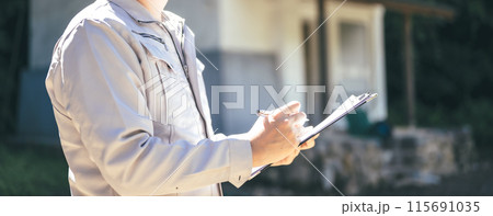 作業着の男性 / 建設や工事関連 作業着の男性 / 建設や工事関連 115691035