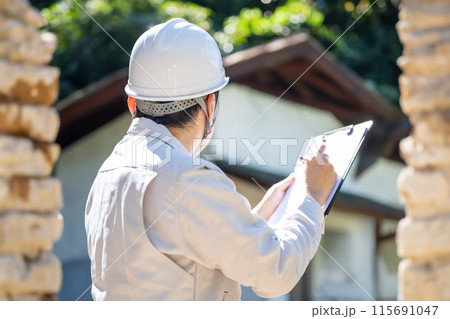 作業着の男性 / 建設や工事関連 115691047