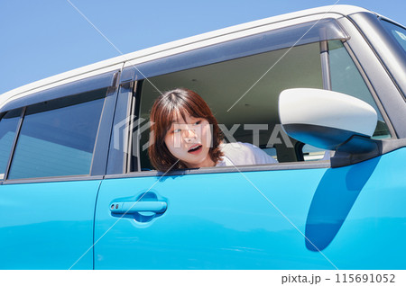 車を運転して焦る女性 事故 車を運転して焦る女性 事故 115691052