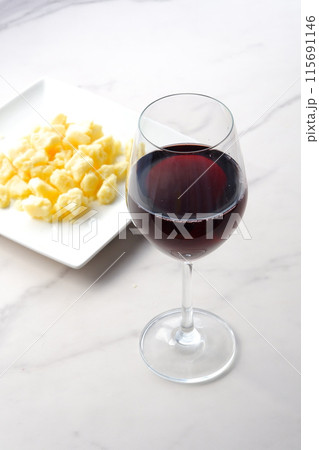 ゴーダチーズをつまみに赤ワインを飲む ゴーダチーズをつまみに赤ワインを飲む 115691146