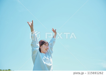 公園でくつろぐ女性　春　さわやか　健康 115691262