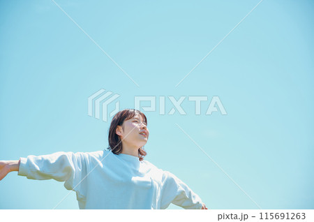 公園でくつろぐ女性　春　さわやか　健康 115691263