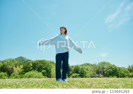 公園でくつろぐ女性　春　さわやか　健康 115691265