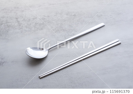 韓国スタイルの、ステンレス製のスプーンの「スッカラ」と、お箸の「チョッカラ」 韓国スタイルの、ステンレス製のスプーンの「スッカラ」と、お箸の「チョッカラ」 115691370