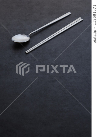 韓国スタイルの、ステンレス製のスプーンの「スッカラ」と、お箸の「チョッカラ」 韓国スタイルの、ステンレス製のスプーンの「スッカラ」と、お箸の「チョッカラ」 115691371