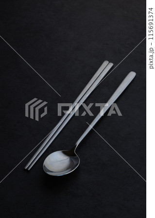 韓国スタイルの、ステンレス製のスプーンの「スッカラ」と、お箸の「チョッカラ」 115691374