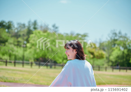 屋外　さわやかな女性　公園　春　健康　運動 115691402