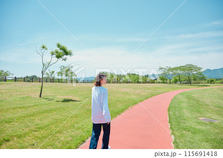 屋外　さわやかな女性　公園　春　健康　運動 115691418