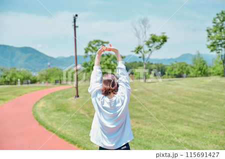屋外 さわやかな女性 公園 春 健康 運動 屋外 さわやかな女性 公園 春 健康 運動 115691427
