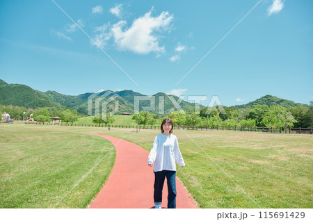屋外　さわやかな女性　公園　春　健康　運動 115691429
