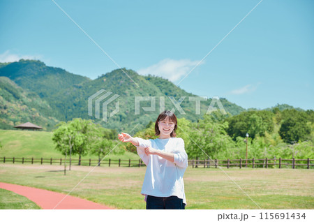 屋外　さわやかな女性　公園　春　健康　運動 115691434