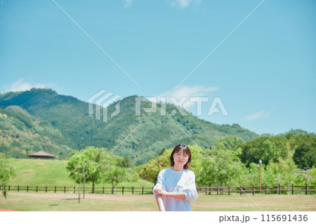 屋外 さわやかな女性 公園 春 健康 運動 屋外 さわやかな女性 公園 春 健康 運動 115691436