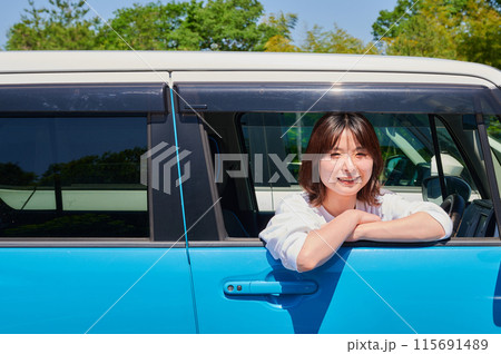 車に乗る若い女性 115691489