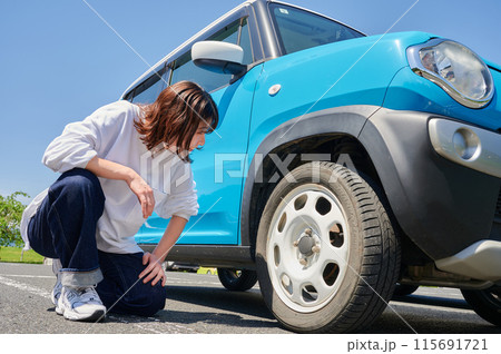 車のタイヤを確認する女性 パンク 空気圧 車のタイヤを確認する女性 パンク 空気圧 115691721
