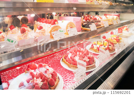 イチゴのケーキが並んだケーキ屋 イチゴのケーキが並んだケーキ屋 115692201