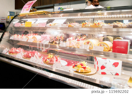 イチゴのケーキが並んだケーキ屋 115692202