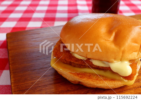 フィッシュバーガーとコーラ 115692224