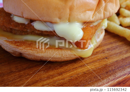 フィッシュバーガーとフライドポテト 115692342