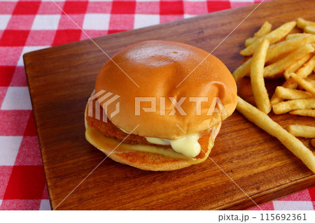 フィッシュバーガーとフライドポテト フィッシュバーガーとフライドポテト 115692361
