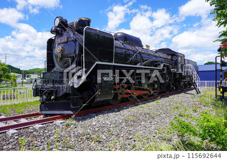 白老駅北広場に保存された蒸気機関車（D51 333） 115692644
