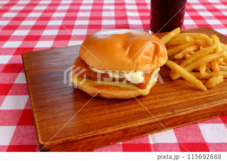 フィッシュバーガーとフライドポテトとコーラ 115692688