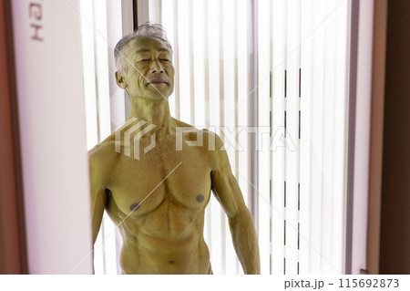 日焼けサロン　シニア男性 115692873