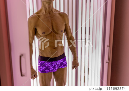 日焼けサロン シニア男性 日焼けサロン シニア男性 115692874