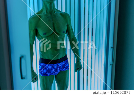 日焼けサロン　シニア男性 115692875