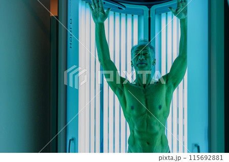 日焼けサロン　シニア男性 115692881