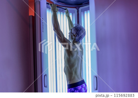 日焼けサロン　シニア男性 115692883
