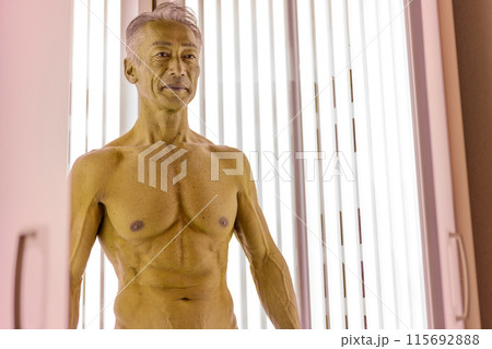 日焼けサロン シニア男性 日焼けサロン シニア男性 115692888