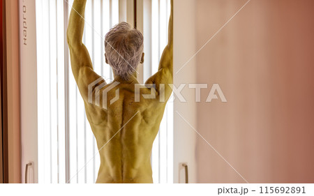 日焼けサロン シニア男性 日焼けサロン シニア男性 115692891
