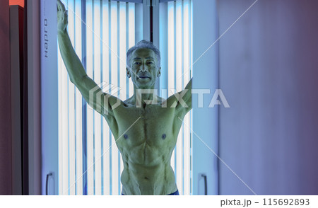 日焼けサロン シニア男性 日焼けサロン シニア男性 115692893