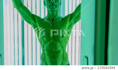 日焼けサロン シニア男性 日焼けサロン シニア男性 115692894