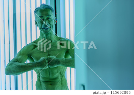 日焼けサロン　シニア男性 115692896