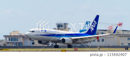 岩国空港に着陸する飛行機 岩国空港に着陸する飛行機 115692907