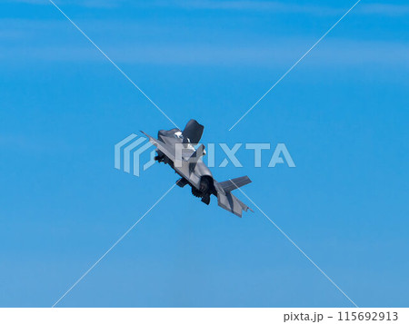 機動飛行する戦闘機F-35ライトニング 115692913