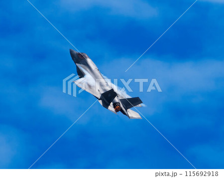 機動飛行する戦闘機F-35ライトニング 115692918