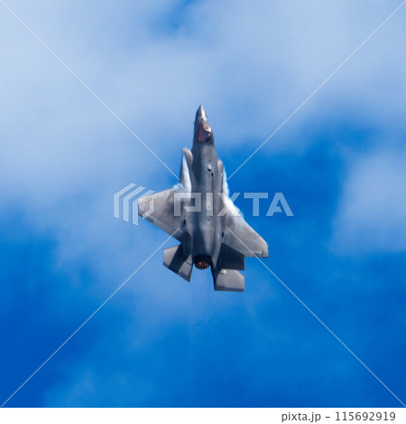 機動飛行する戦闘機F-35ライトニング 115692919