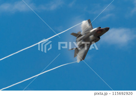 機動飛行でマッハコーンを纏う戦闘機F-35ライトニング 115692920