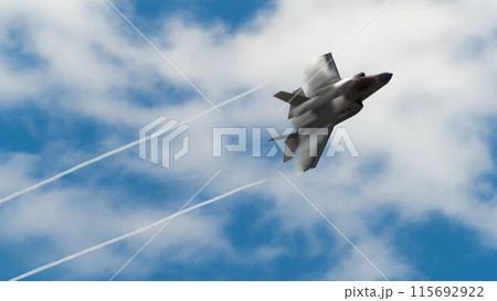 機動飛行でマッハコーンを纏う戦闘機F-35ライトニング 115692922