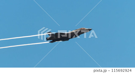 機動飛行する戦闘機F-35ライトニング 115692924