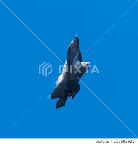 機動飛行する戦闘機F-35ライトニング 115692925