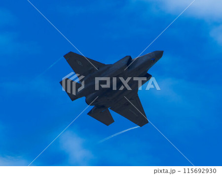 機動飛行する戦闘機F-35ライトニング 115692930