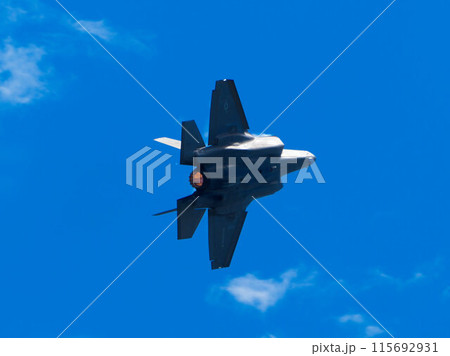 機動飛行する戦闘機F-35ライトニング 機動飛行する戦闘機F-35ライトニング 115692931