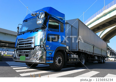 トレーラートラック 115693234