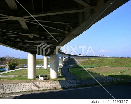 新上武大橋(2010.11.27) カーブのある高架橋部分ではラーメン構造を覗き見ることが出来る 115693337