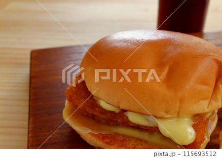 フィッシュバーガーとコーラ フィッシュバーガーとコーラ 115693512