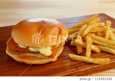 フィッシュバーガーとフライドポテト フィッシュバーガーとフライドポテト 115693588